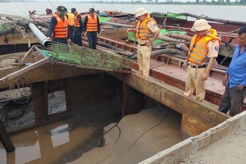 Ninh Bình: Bắt giữ 11 đối tượng cùng 3 tàu khai thác cát trái phép trên sông Đáy