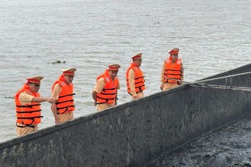 Cảnh sát giao thông phát hiện tàu chở 2.000 tấn than bùn trái phép