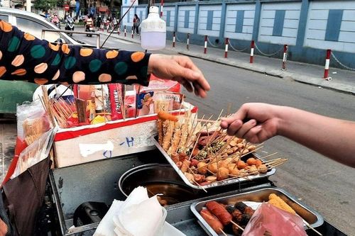 Ẩn họa đồ ăn vặt trước cổng trường