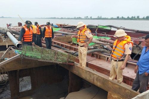 Mật phục, bắt giữ 3 tàu khai thác cát trái phép trong đêm