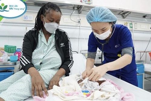 Bé gái sinh non người Kenya được bác sĩ Việt nuôi dưỡng thành công