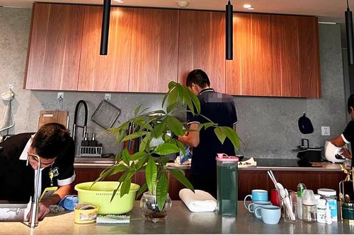 Chi chục triệu thuê người dọn nhà một lần ở Hà Nội, chủ được gấp từng cái áo