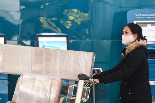 Khách chờ cả tiếng mới được lấy hành lý, sân bay Tân Sơn Nhất bị kiểm tra