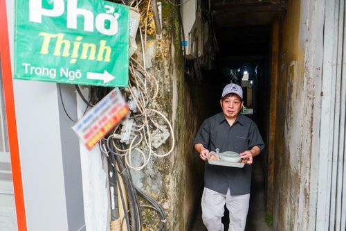Quán 'phở khổ' ở Hà Nội, khách lách ngõ hẹp vào ăn trong 'lô cốt'
