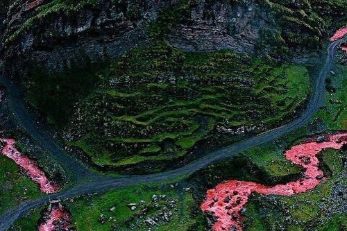 Dòng sông đỏ dị thường ở Peru