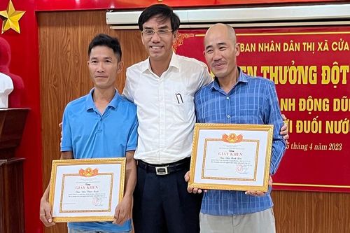 Khen thưởng 2 anh em dũng cảm cứu sống 4 người trên biển Cửa Lò
