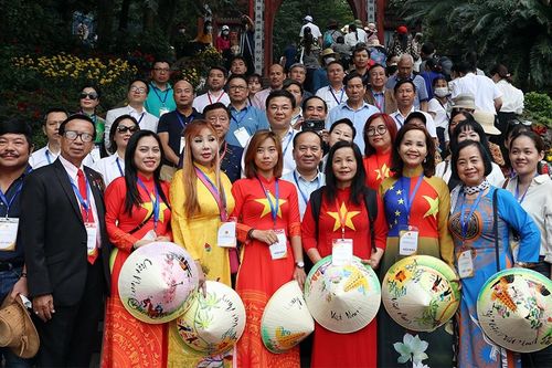 Đoàn kiều bào dâng hương tưởng niệm các Vua Hùng