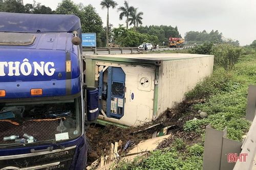 Xe container lật nghiêng bên quốc lộ 1, đoạn qua Hà Tĩnh