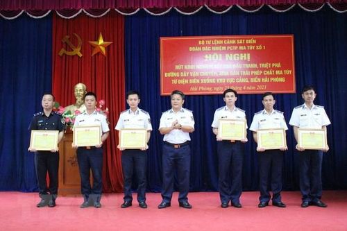 Khen thưởng vụ phá đường dây mua bán, vận chuyển 9 bánh heroin
