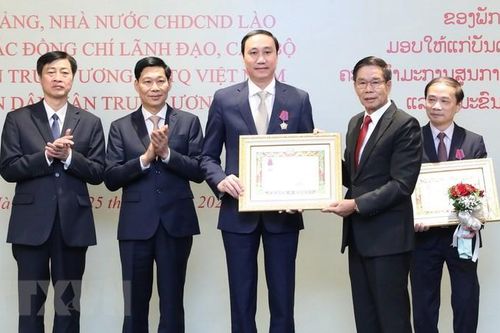 Lào tặng huân chương cho lãnh đạo Ban Dân vận và MTTQ Việt Nam