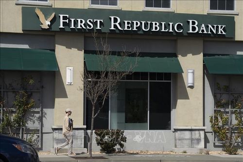 Lo sợ ngân hàng sụp đổ, khách hàng rút hơn 100 tỷ USD khỏi First Republic Bank