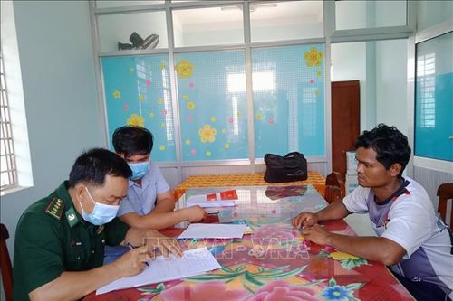 Đưa một người nước ngoài trôi dạt trên biển vào bờ an toàn