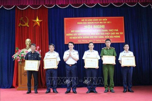 Khen thưởng Ban chuyên án triệt phá đường dây mua bán, vận chuyển 9 bánh heroin