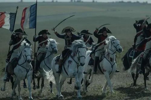 Tác phẩm 'Napoleon' do Apple sản xuất bất ngờ được đánh giá cao