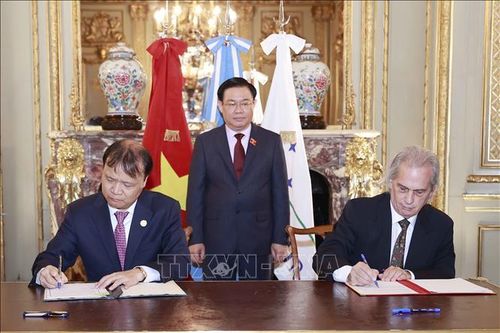 Chủ tịch Quốc hội Vương Đình Huệ chứng kiến Lễ ký kết các văn kiện nhân chuyến thăm chính thức Argentina