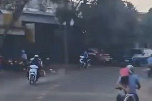 Kinh hãi cảnh bé gái đứng ngả nghiêng trên yên xe máy đang lưu thông