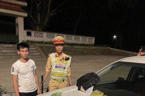 Thanh Hóa: Phát hiện ô tô 16 chỗ chở nhiều 'hàng nóng'