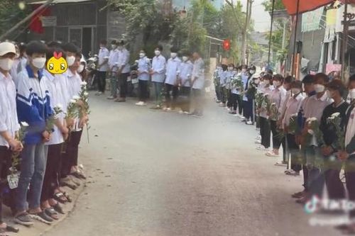 Hơn 500 học sinh xếp hàng tiễn đưa nữ giáo viên trẻ: Nghẹn lòng câu chuyện phía sau