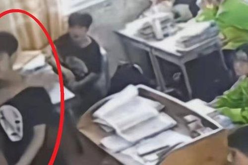 Trung Quốc: Học sinh cấp 2 đánh mắng giáo viên, phản ứng của cả lớp gây bất ngờ