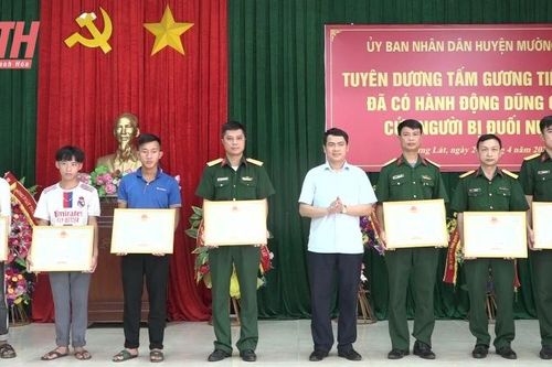 Mường Lát tuyên dương các cá nhân cứu sống nữ sinh bị đuối nước