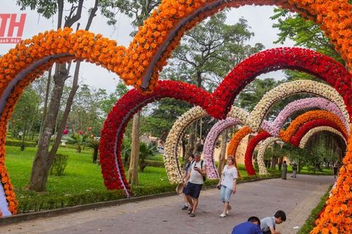 Du khách thích thú với 'Con đường từ trái tim đến trái tim' giữa lòng TP Thanh Hóa