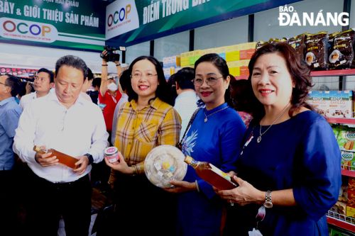 Khai trương điểm trưng bày, giới thiệu sản phẩm OCOP quận Hải Châu