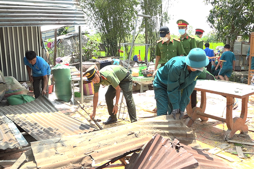 Mưa, lốc xoáy làm 14 nhà dân bị sập, tốc mái