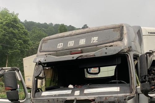 Xe container mất lái lao xuống taluy âm, 1 người bị thương