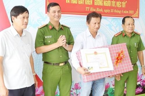 Khen thưởng tài xế xe buýt trả lại 130 triệu đồng cho người để quên
