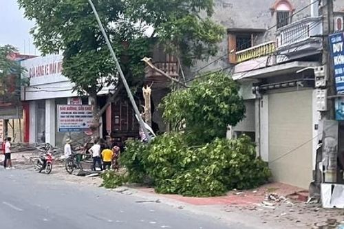 Bị nổ lốp, xe container chui tọt vào cửa hàng xe máy