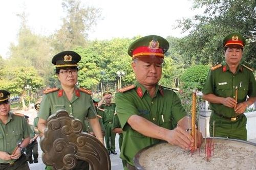 Công an Tây Ninh dâng hương tri ân các Anh hùng – Liệt sĩ CAND