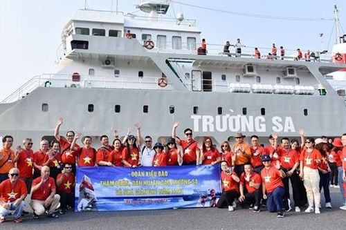 Đoàn kiều bào thăm huyện đảo Trường Sa và Nhà giàn DK1