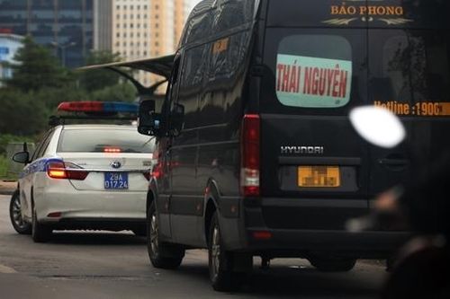 CSGT đi tuần, lập chốt 'dọn dẹp' xe khách, xe hợp đồng chạy loạn đường phố