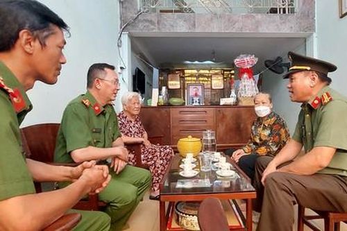 Thăm hỏi, tri ân gia đình các đồng chí nguyên lãnh đạo ANT4, Công an TPHCM nhân dịp lễ 30-4