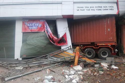 Container lao thẳng vào cửa hàng xe máy ở Hải Phòng