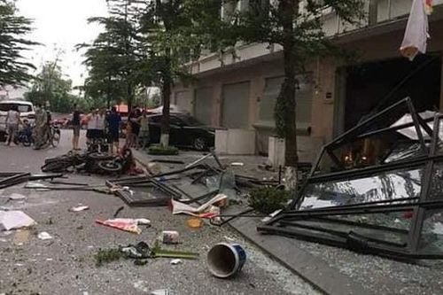 Hà Nội: Nổ khí gas tại cửa hàng ăn uống, nhiều đồ đạc bị hất tung, biến dạng