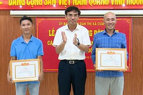 Khen thưởng 2 anh em ngư dân dũng cảm cứu 4 du khách đuối nước