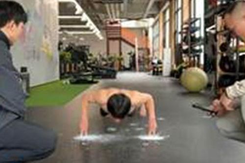 Chống đẩy trên 4 ngón tay tốc độ nhất