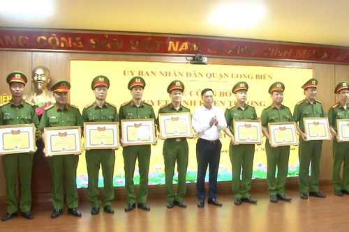 Khen thưởng tập thể, cá nhân điều tra, phá án nhanh vụ giết người ở Long Biên