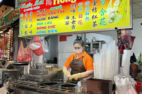 Nước mát, giải nhiệt bán cả nghìn chai trong ngày nắng gắt ở TP.HCM