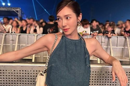 Jessica gây chú ý với cơ lưng săn chắc