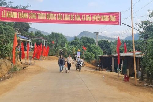 Gia Lai: Bà con làng Đê Kôn đón đường mới
