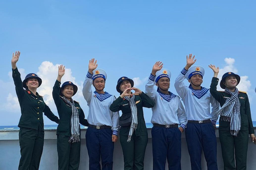Tiếng hát gửi lại nơi đảo xa