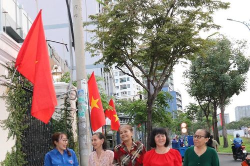 'Đường cờ Tổ quốc' rực rỡ trên đường Bến Vân Đồn