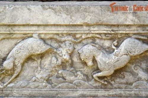 Thú vị 'vườn bách thú' trên tòa tháp đá cổ đẹp nhất Việt Nam
