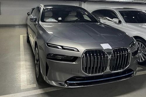 Cận cảnh BMW i7 2023 tại Việt Nam, sẵn sàng 'đấu' Mercedes-Benz EQS
