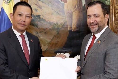 Đại sứ Vũ Trung Mỹ trình bản sao Thư ủy nhiệm lên Bộ trưởng Ngoại giao Venezuela
