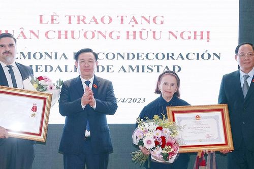 Chủ tịch Quốc hội cảm động khi kiều bào ở Argentina vượt 1.000km đến gặp mặt
