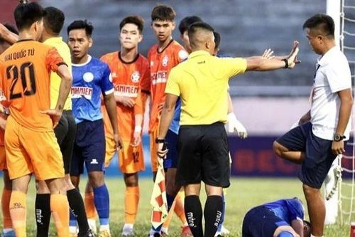 Đối thủ của U22 Việt Nam gặp 'hung tin'; Cầu thủ U20 Việt Nam Mai Quốc Tú bị phạt 5 trận sau khi đạp vào đầu đối thủ