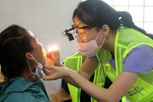 Đoàn tình nguyện Hàn Quốc khám bệnh, cấp thuốc miễn phí và tặng quà ở Nghệ An